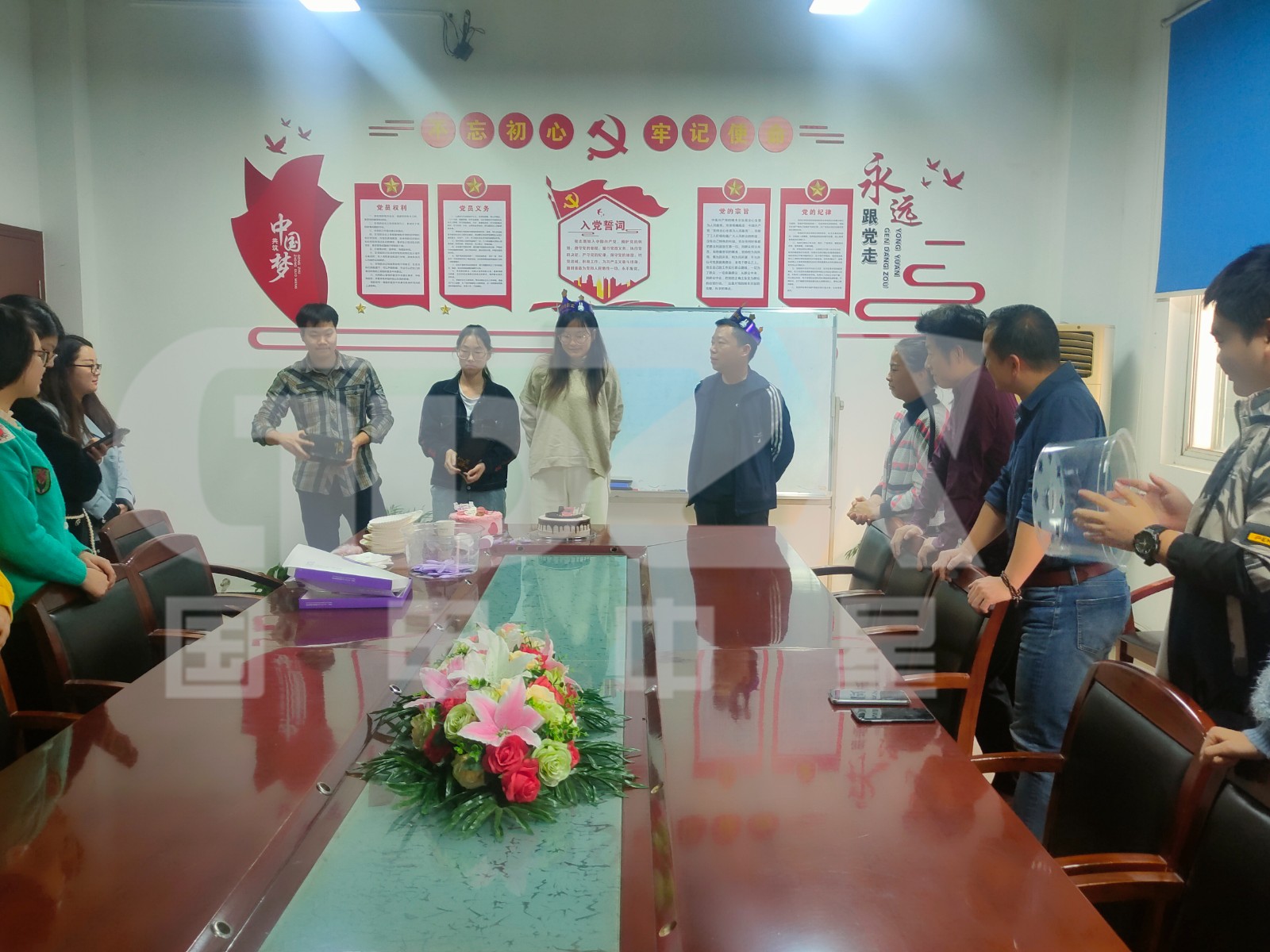 領導為壽星送上祝福.jpg